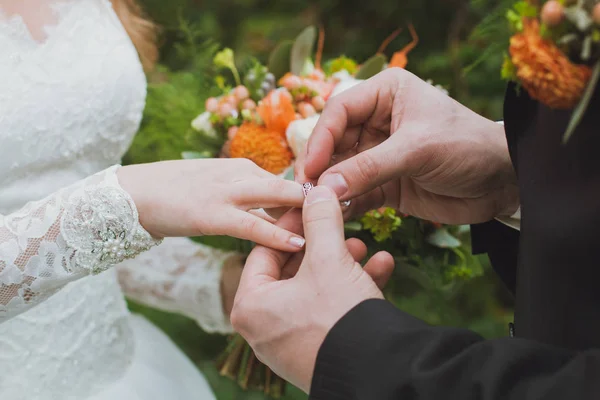 Pár vyměnit snubní prsteny — Stock fotografie