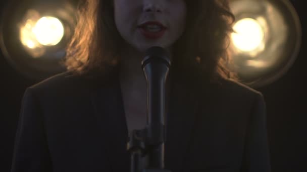 Γυναίκα τραγουδάει στο μικρόφωνο, κοντινό πλάνο — Αρχείο Βίντεο