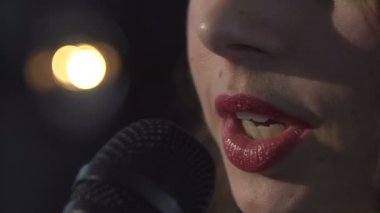 Kadının şarkı mikrofona yakın çekim