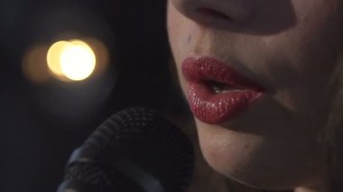 Kadının şarkı mikrofona yakın çekim