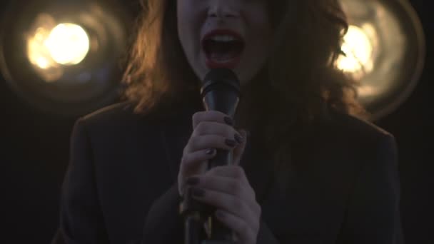Kobieta śpiewa do mikrofonu z bliska — Wideo stockowe