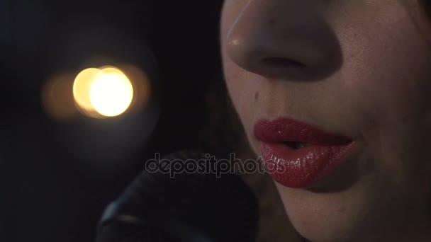Kobieta śpiewa do mikrofonu z bliska — Wideo stockowe