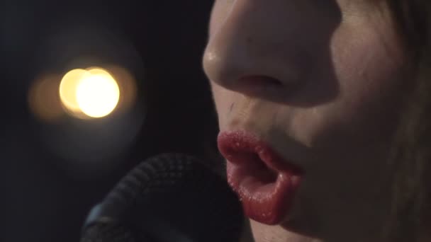 Frau singt in Großaufnahme ins Mikrofon — Stockvideo