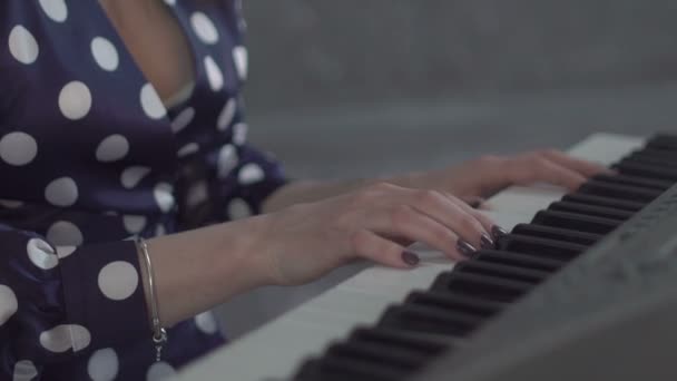 A lány zongorázik. — Stock videók