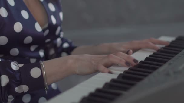 A lány zongorázik. — Stock videók