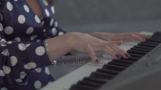 La ragazza suona il pianoforte — Video Stock