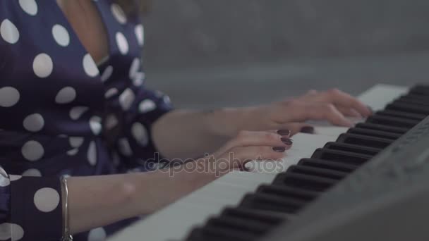피아노를 치는 소녀 — 비디오
