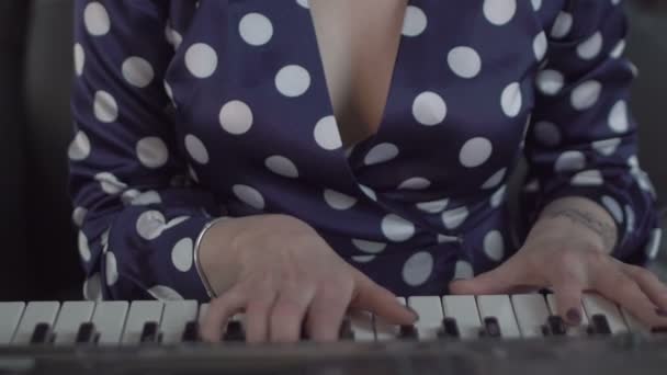 La chica toca el piano . — Vídeo de stock