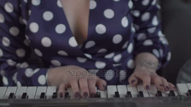 The girl plays the piano. — Stock Video