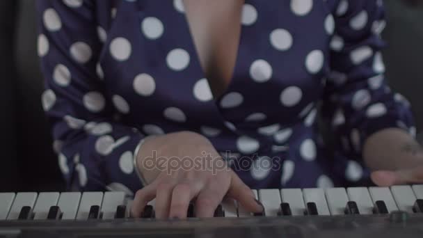 A menina toca piano . — Vídeo de Stock