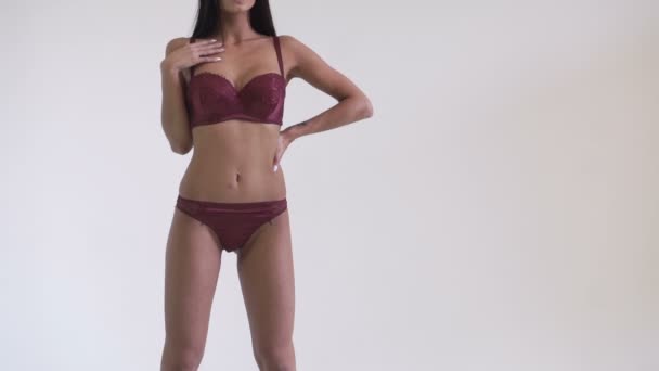 Flicka i röda underkläder poserar på Studio — Stockvideo