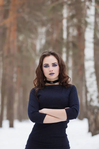 Девушка с макияжем на зимнем портрете — стоковое фото