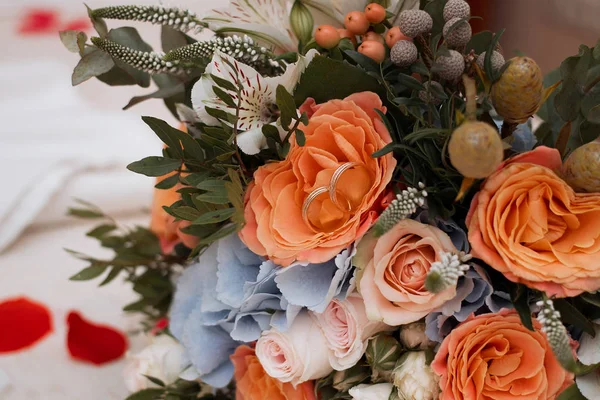 Bellissimo bouquet da sposa e belle fedi nuziali — Foto Stock