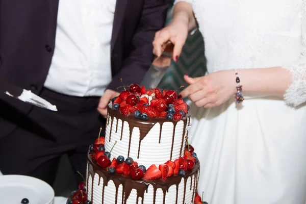 Елегантна красива молода наречена і наречена вирізали весільний торт — стокове фото