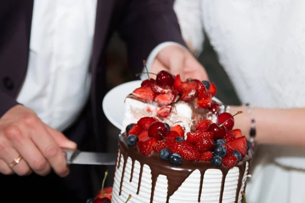 Elegante bastante joven novia y novio cortar el pastel de boda —  Fotos de Stock