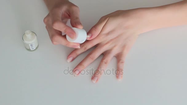 Frau lackiert ihre Nägel — Stockvideo