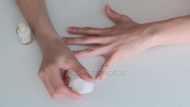 Frau lackiert ihre Nägel — Stockvideo