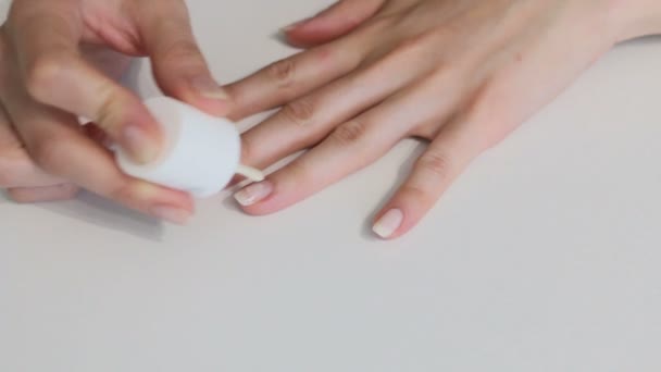 Mujer pintando sus uñas — Vídeos de Stock