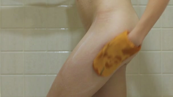 Девушка принимает душ — стоковое видео