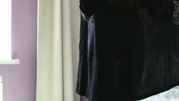 Девушка снимает халат — стоковое видео