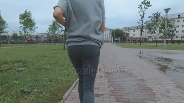 La ragazza va a fare sport nel parco — Video Stock