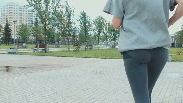 Flickan går i för sport i parken — Stockvideo