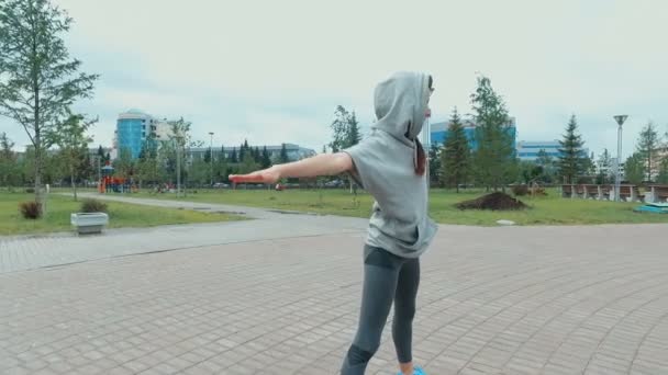 Het meisje gaat voor sport in het park — Stockvideo