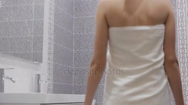 Suyun altında sabunla ellerini yıkamak.