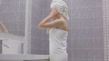 Suyun altında sabunla ellerini yıkamak.