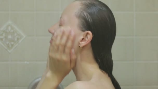 Дівчина миє волосся в душі — стокове відео