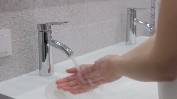 Lavarse las manos con jabón bajo agua corriente — Vídeo de stock