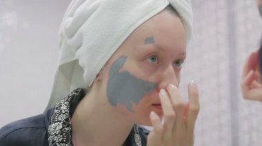 kadının yüzündeki kozmetik maske yapması