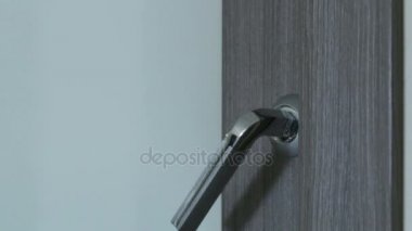 Kapı açılıyor ve içeri girer