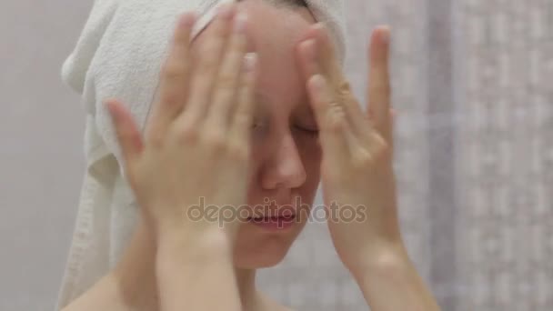 Frau macht Kosmetikmaske auf ihrem Gesicht — Stockvideo