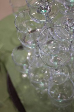 Garsonlar şarap ve şampanya gözlük içine döktü