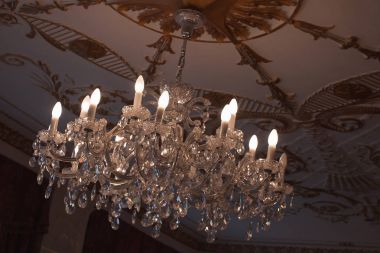 Çağdaş avizenin kristaline yaklaş