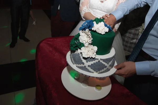 Елегантна красива молода наречена і наречена вирізали весільний торт — стокове фото