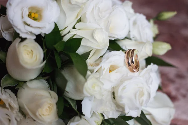 Bellissimo bouquet da sposa e belle fedi nuziali — Foto Stock