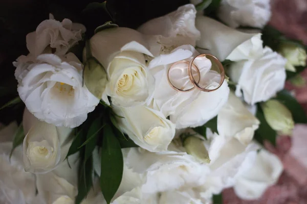 Bellissimo bouquet da sposa e belle fedi nuziali — Foto Stock