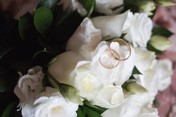 Krásné svatební kytice a krásné snubní prsteny — Stock fotografie