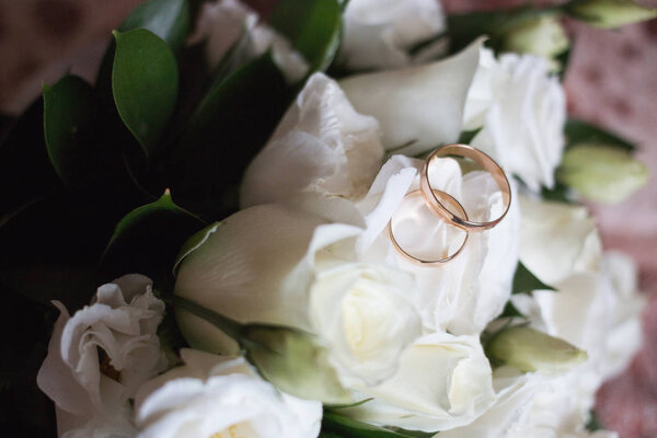 Beautiful wedding bouquet and Beautiful wedding rings