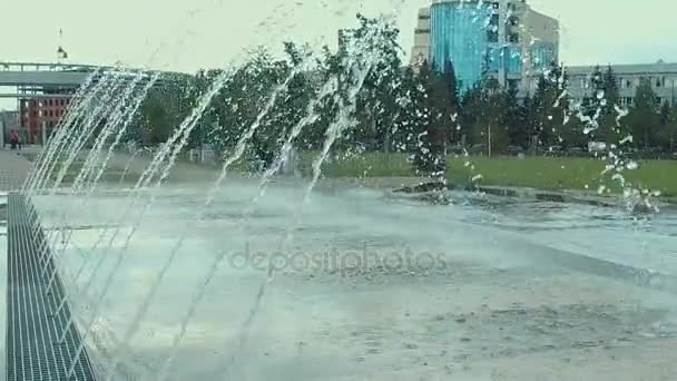 Kapky vody stříkající na vodní hladině ve zpomaleném záběru. — Stock video