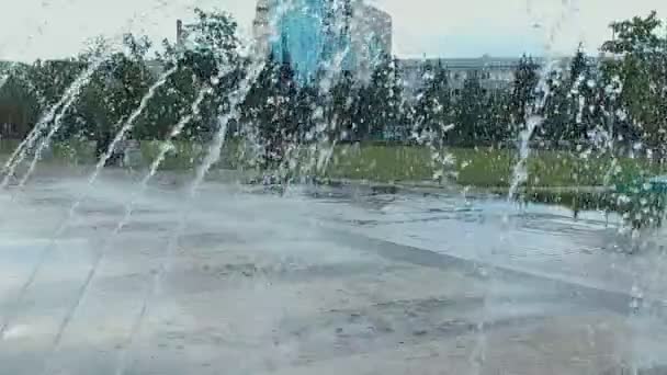 Waterdruppels spatten op het wateroppervlak in slow motion. — Stockvideo