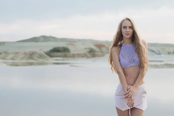 Fille en maillot de bain à la mer — Photo