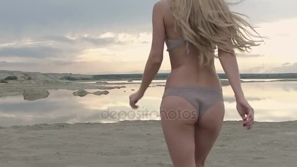 Mädchen im Badeanzug Sonnenuntergang am Strand — Stockvideo