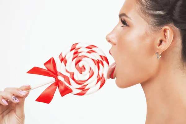Tjej med stora lollipop — Stockfoto