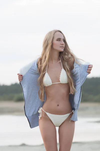 Piękna dziewczyna w bikini na plaży — Zdjęcie stockowe