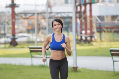 Deniz kenarında çalışan genç fitness kadın