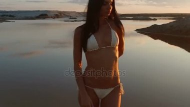 Sahilde bikinili güzel bir kız