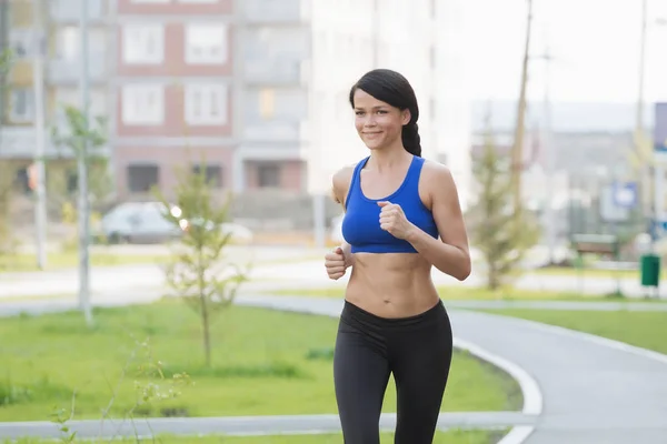 Jeune femme de remise en forme courant au bord de la mer — Photo